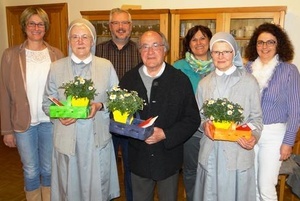 Abschied vom Kloster (von links): Frau Kaiser, Sr. M. Roswitha, Herr Kfferlein, Herr P. Fuchs, Frau Friedrichsohn, Sr. M. Siegrun, Frau Griggel