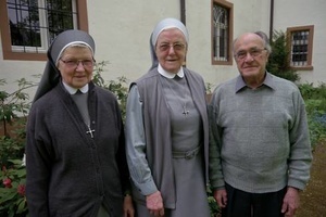 Die letzten Bewohner von St. Ursula schlieen das Kloster im Sommer 2015 (von links): Sr. M. Siegrun Schachtner, Frau Superiorin Sr. M. Roswitha Wecker, Pater Hermann Fuchs CSsR
