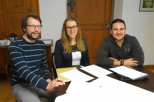 Bei der Unterzeichnung der Kooperations-Vereinbarung (v. l.): Oliver Kntzler, Sabrina Schumacher, Rafael Mnzer