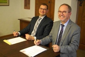 Bei der Unterzeichnung der Partnerschaftsurkunde: Hans-Georg Huonker und Johannes Kaiser