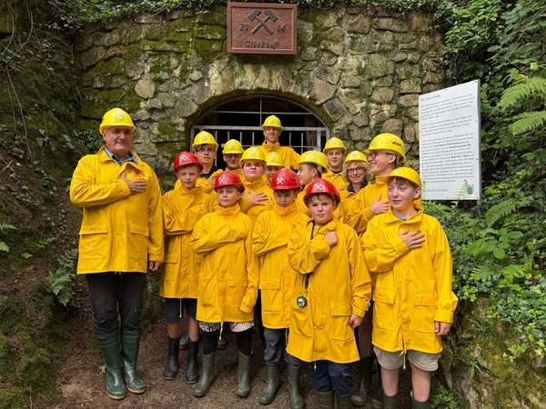 Die Projektgruppe vor dem Besucherbergwerk in Haslach