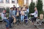 Das Team der Schlerfirma 'Fairtradetuete' beim Start