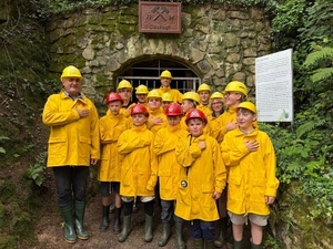 Die Projektgruppe vor dem Besucherbergwerk in Haslach